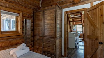 3 bedrooms, desk, iron/ironing board, WiFi