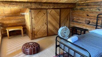 Escritorio, tabla de planchar con plancha, wifi y ropa de cama