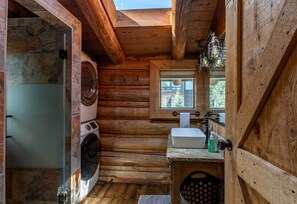 Jetted tub, hair dryer, towels