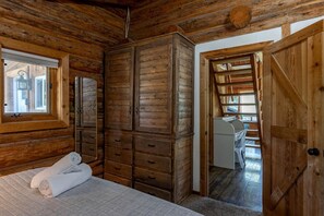 Een bureau, een strijkplank/strijkijzer, wifi, beddengoed