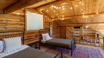 Escritorio, tabla de planchar con plancha, wifi y ropa de cama