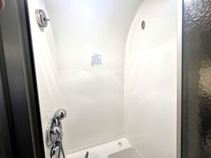 Jetted bath, hair dryer, towels - Unforgettable Glaming Experience at this Equipped Airstream in Orderville, Utah (Orderville)