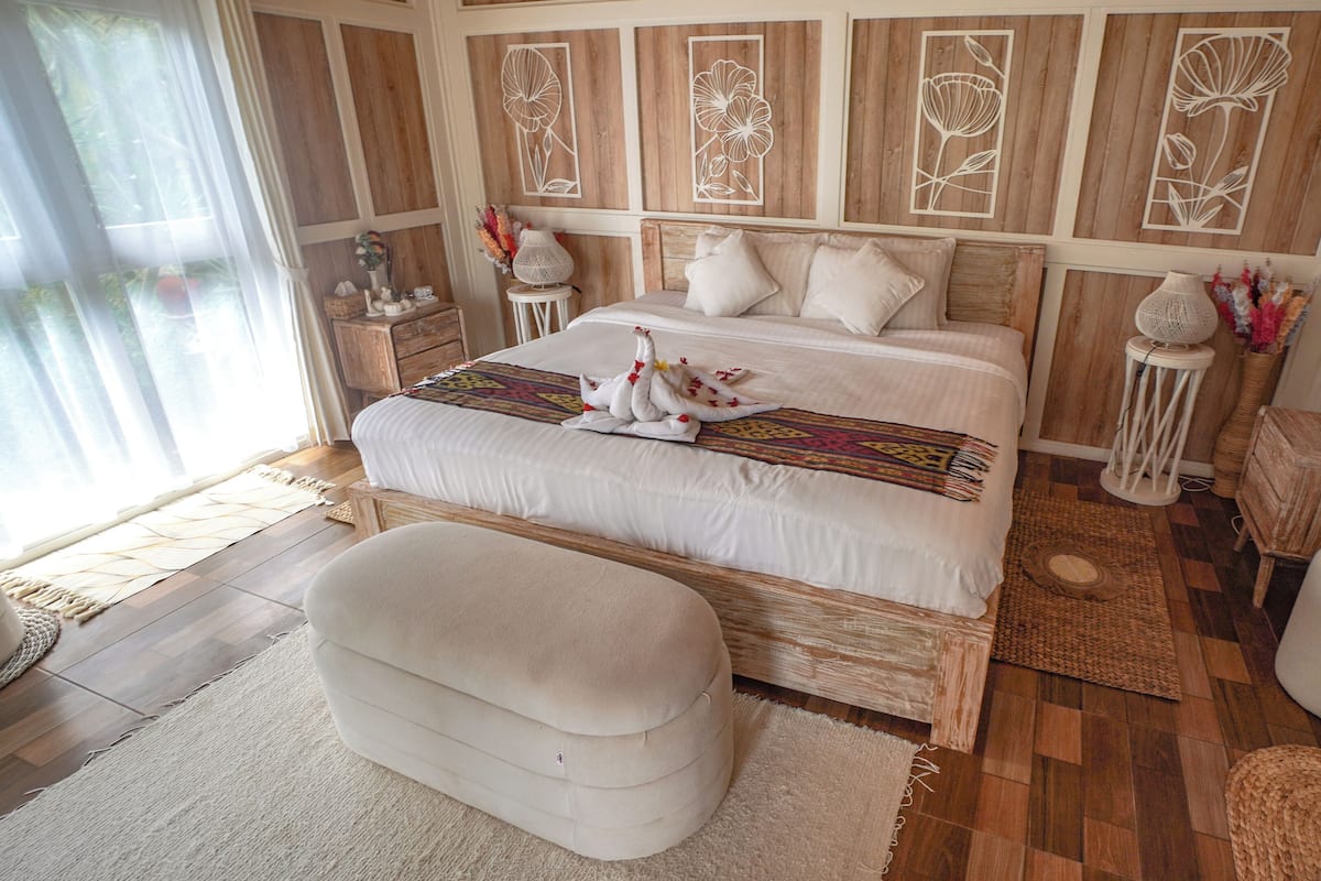 Desk, blackout curtains, free WiFi