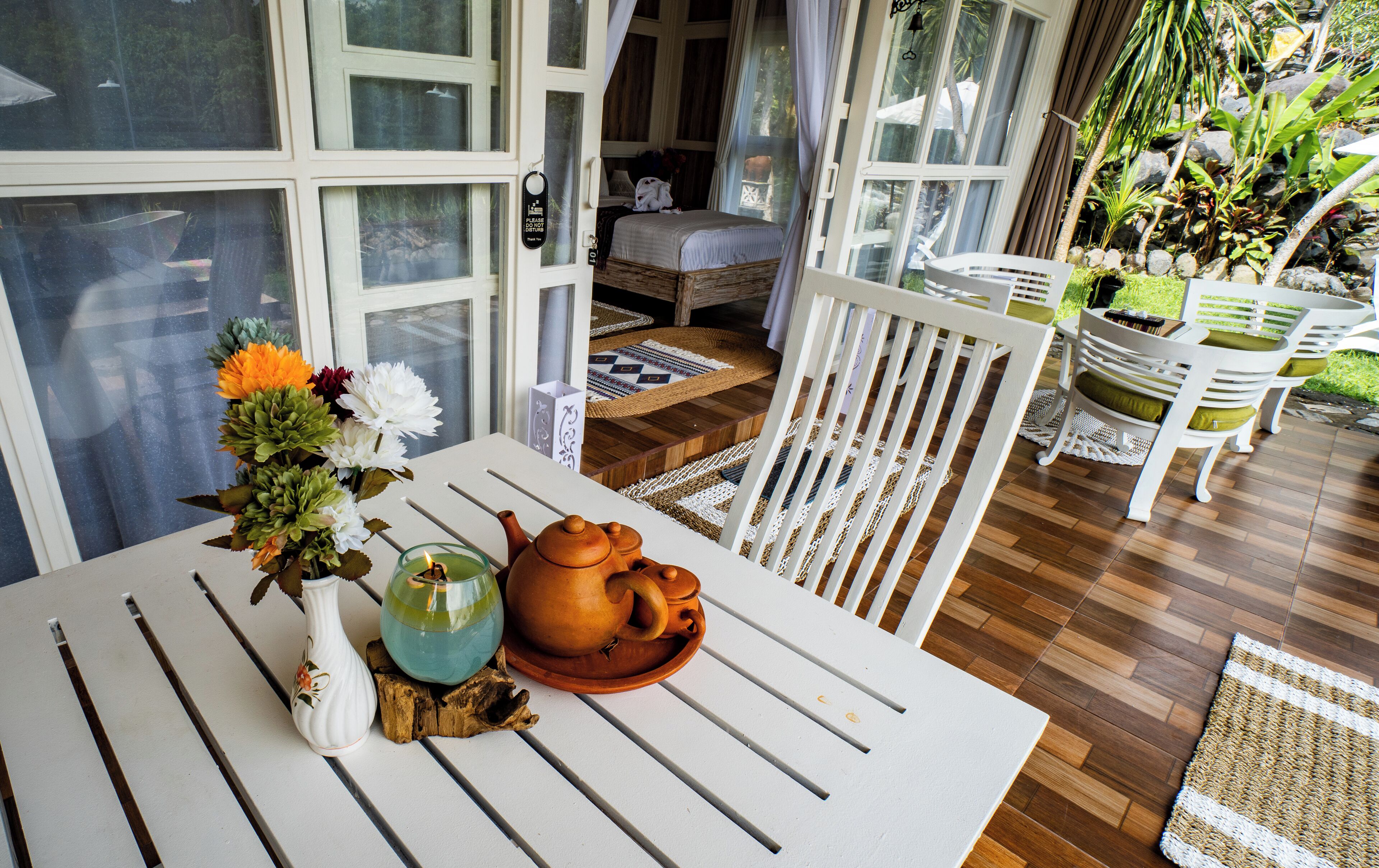 Villa Familiale, 2 grands lits, climatisation, vue fleuve | Coin séjour | Télévision LCD de 32 pouces avec chaînes numériques