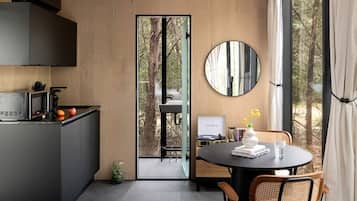 Frigorífico, cafetera o tetera y utensilios de cocina