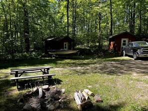 Outdoor dining - Charming Cabin in the Trees near Boulder Lake for an Amazing Escape near White Lake, Wisonsin (White Lake)