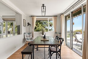 Dining - The Crows Nest Retreat - perfect for six people! (Wollstonecraft)
