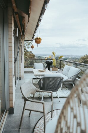 Property grounds - The Crows Nest Retreat - perfect for six people! (Wollstonecraft)