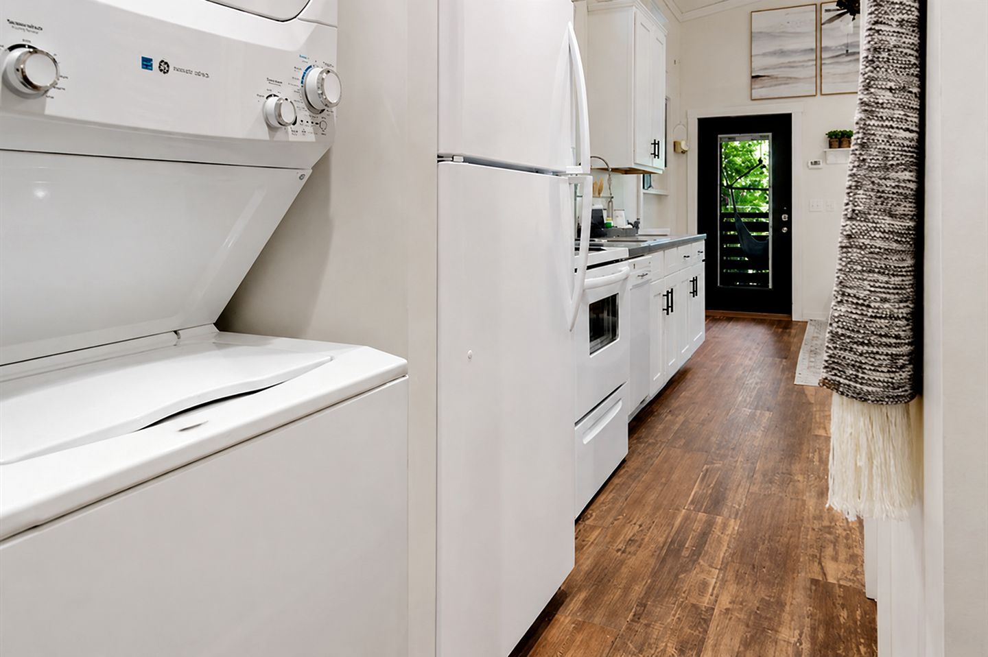 A laundry room with a washing machine, dryer, and oven.