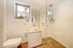Bathroom - EST12 - 3 month minimum stay - Bright apartment with Patio Access (Mosman)