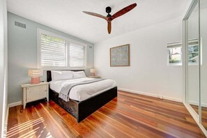 2 bedrooms, iron/ironing board, WiFi, bed sheets - EST12 - 3 month minimum stay - Bright apartment with Patio Access (Mosman)