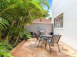 Outdoor dining - EST12 - 3 month minimum stay - Bright apartment with Patio Access (Mosman)