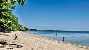 Beach nearby, sailing, kayaking, fishing - Comfy Sweet Cottage with BBQ Surrounded by Nature in Michigan (Au Gres)