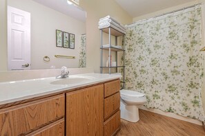 Jetted tub, hair dryer, towels