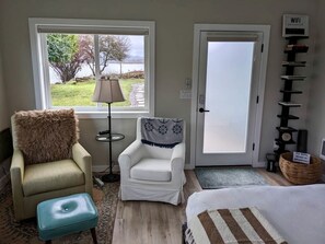1 bedroom, desk, WiFi, bed sheets