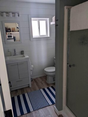 Hair dryer, towels, soap, shampoo - Columbia River Glamping Retreat: Cozy Cabin for Two in Skamokawa, Washington (Skamokawa Valley)