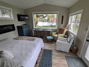 1 bedroom, desk, WiFi, bed sheets