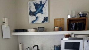 Wasserkocher mit Kaffee-/Teezubehör, Kühlschrank, Mikrowelle, Toaster