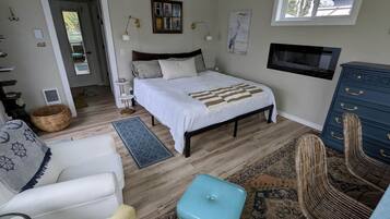 1 bedroom, desk, WiFi, bed sheets