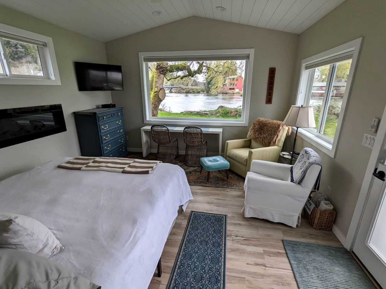 1 bedroom, desk, WiFi, bed sheets
