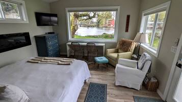 1 bedroom, desk, WiFi, bed sheets