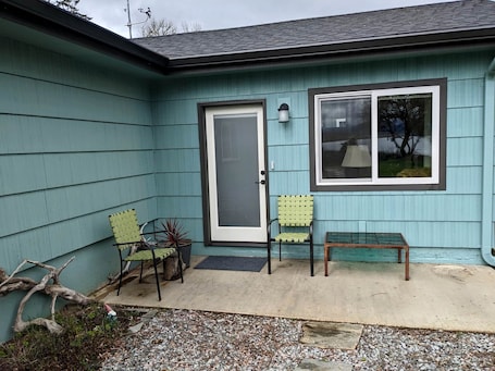 Terrasse/Patio. Columbia River Glamping Retreat: Cozy Cabin for Two in Skamokawa, Washington
