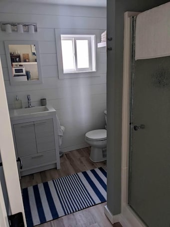 Haartrockner, Handtücher, Seife, Shampoo. Columbia River Glamping Retreat: Cozy Cabin for Two in Skamokawa, Washington