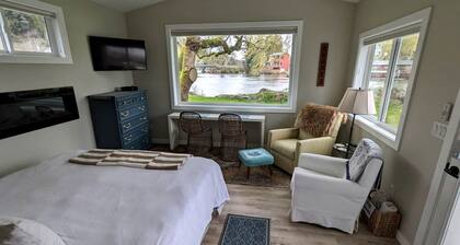 Columbia River Glamping Retreat: Cozy Cabin for Two in Skamokawa, Washington