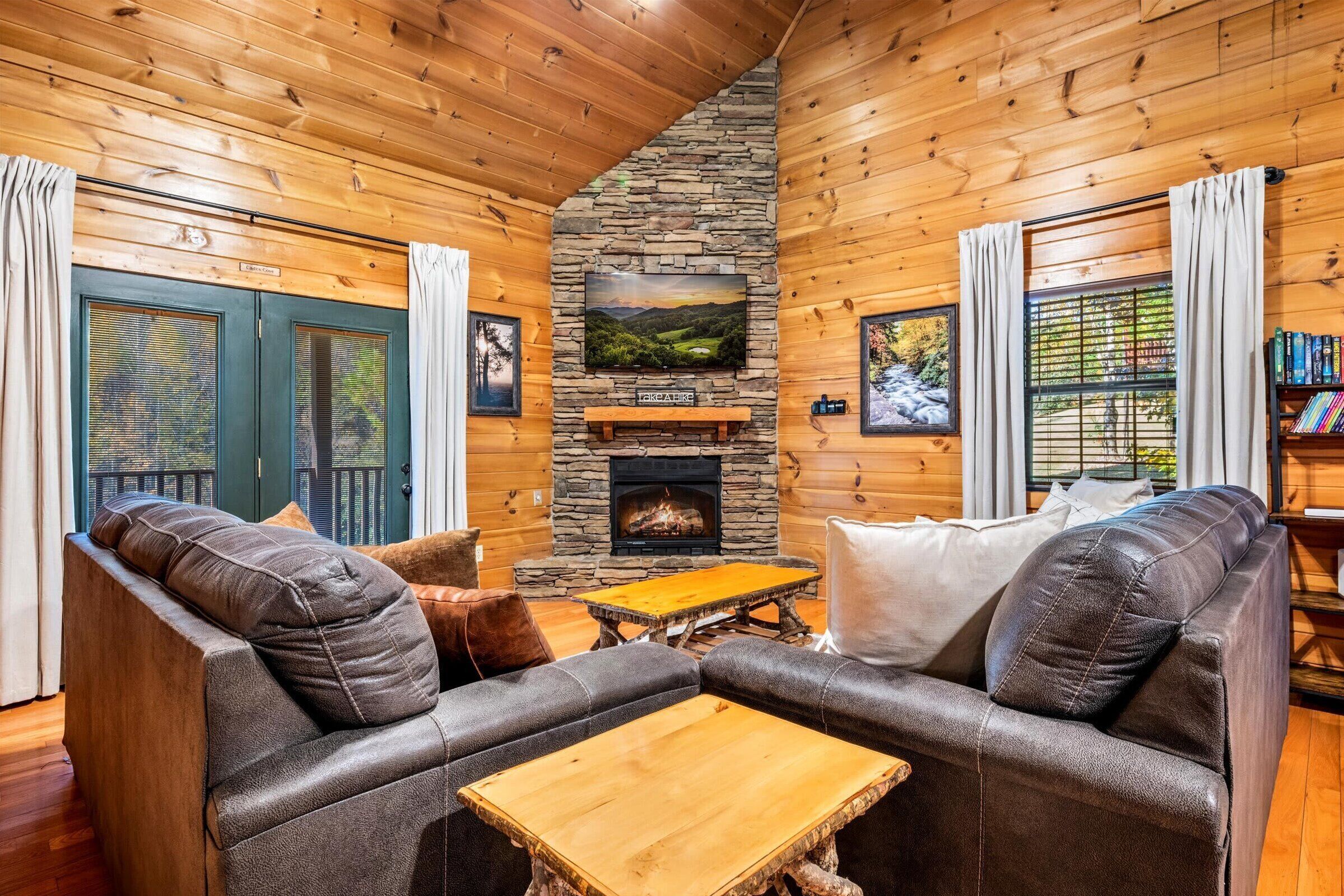 Een televisie, een open haard, boeken en een kantoor