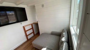 TV - Peaceful Tiny house on a Real Ranch with Mountain Views near Tetonia, Idaho (Tetonia)