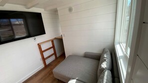 TV - Peaceful Tiny house on a Real Ranch with Mountain Views near Tetonia, Idaho (Tetonia)