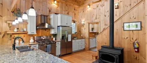 Réfrigérateur, four à micro-ondes, un four, surface de cuisson
