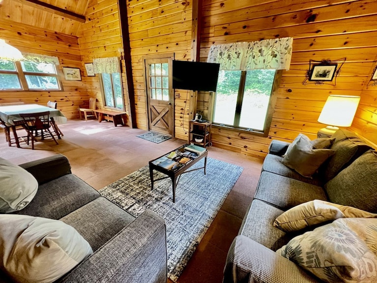 Fantastic Lakefront Wooden Cabin Settled Between Trees In Stratton, Vermont - 버몬트