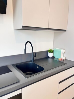 Kühlschrank, Ofen, Herdplatte, Wasserkocher mit Kaffee-/Teezubehör