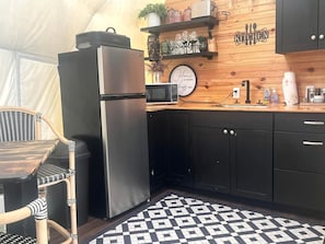 Coffee/tea maker, fridge, toaster, cookware/dishes/utensils - Riverfront Dome with Outdoor Living and Sunset Views in Alabama (Rogersville)