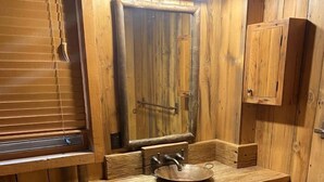 مناشف، صابون، شامبو، ورق حمّام