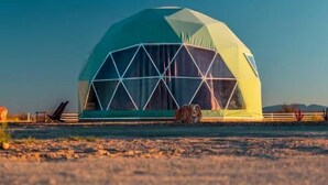 A geodesic dome structure with a clear sky. - Amazing Dome with the Greatest Desert Views Ever in Willcox, Arizona (Wilcox)