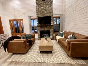 Televisión y chimenea 