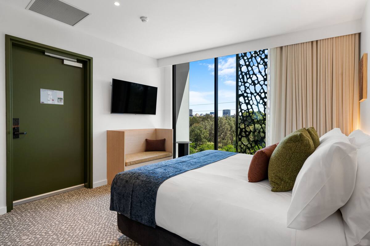 Hackney Hotel - Accessible Room with Parking | Bàn ủi/dụng cụ ủi quần áo, truy cập Internet không dây miễn phí