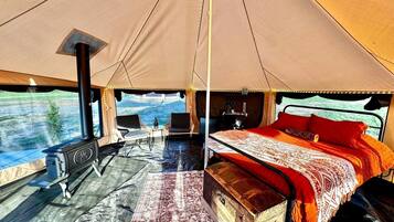 1 bedroom, bed sheets