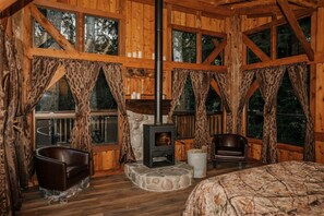 1 bedroom, bed sheets - Wheelchair Accessible Log Cabin near Lake Crescent in Forks, Washington, Perfect for a Weekend of Relaxation (Forks)