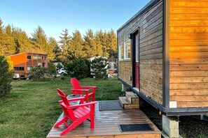Terrace/patio - Pet-Friendly Tiny House Getaway with an On-Site Dog Park near Waldport, Oregon (Waldport)