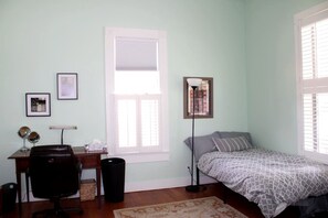 A bedroom with a bed, desk, chair, and a window with blinds. - Stunning Tiny House Close to Fantastic Hiking Trails in Little Rock, Arkansas (Little Rock)