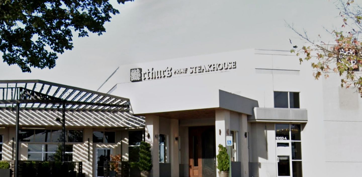 Un bâtiment sur lequel on peut lire l’inscription : « Ethics, le restaurant de steaks ».