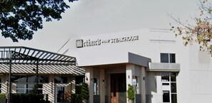 Un edificio con un letrero que dice 'Ethics The Steakhouse'.