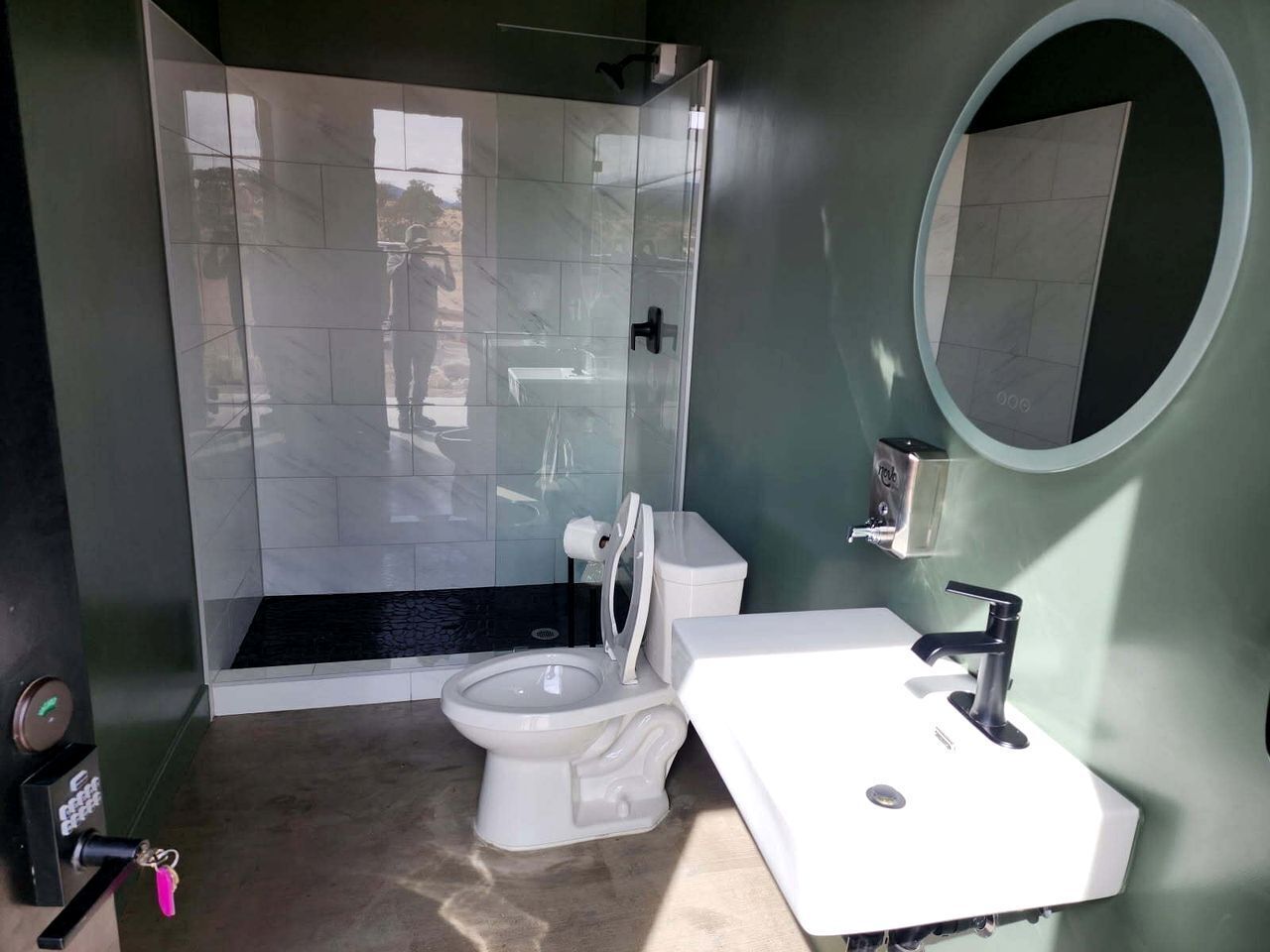 Toallas, jabón, shampoo, papel de baño 