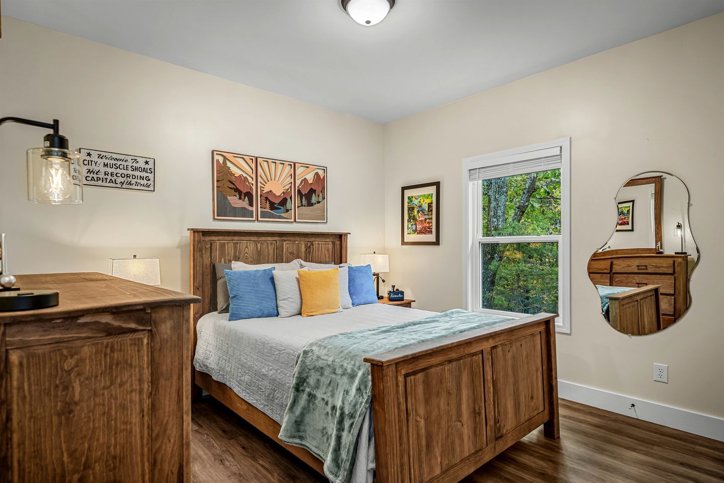 5 bedrooms, desk, WiFi, bed sheets