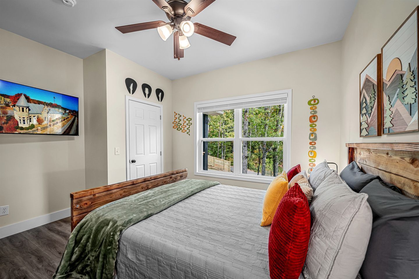 3 bedrooms, desk, WiFi, bed sheets