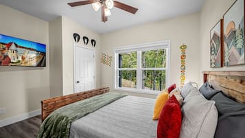 3 bedrooms, desk, WiFi, bed sheets