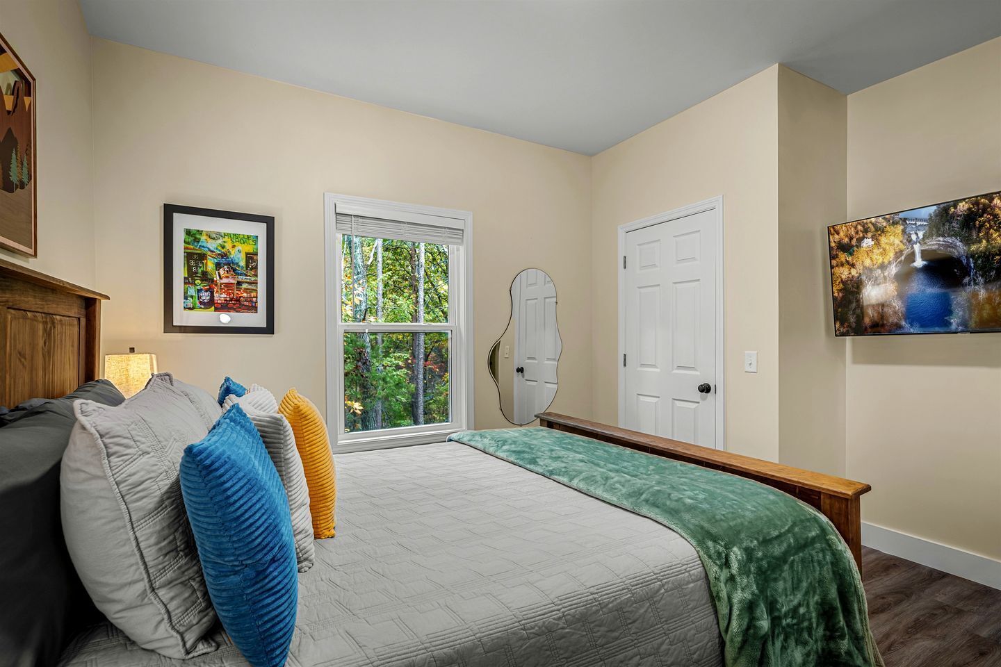 3 bedrooms, desk, WiFi, bed sheets